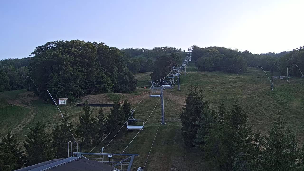 Blue Mountain Orchard Base Ropeway Station / Cascade Putting Course & Ski Slopes Live Cam - Collingwood, Blue Mountains, Simcoe, Ontario, Canada