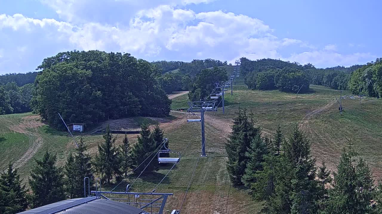 Blue Mountain Orchard Base Ropeway Station / Cascade Putting Course & Ski Slopes Live Cam - Collingwood, Blue Mountains, Simcoe, Ontario, Canada