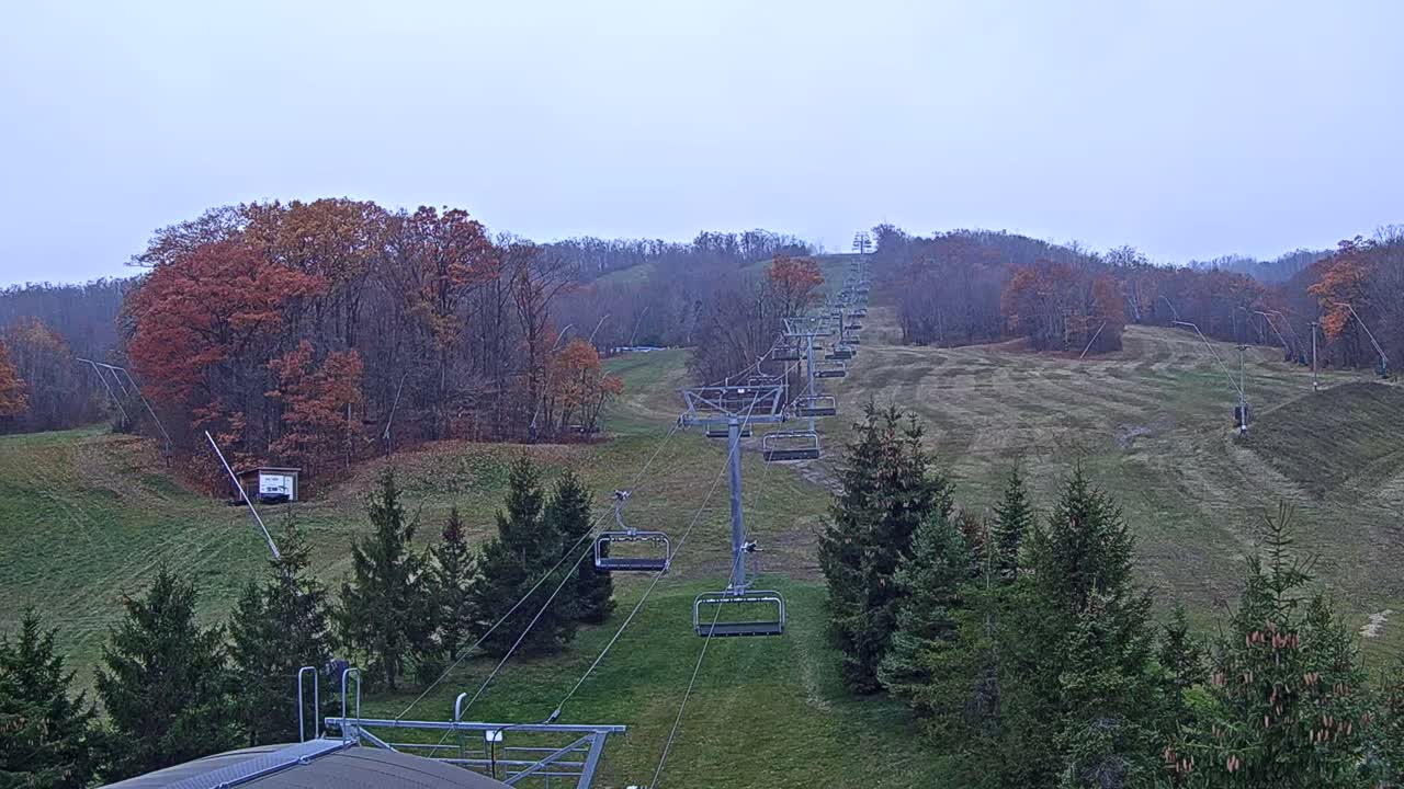 Blue Mountain Orchard Base Ropeway Station / Cascade Putting Course & Ski Slopes Live Cam - Collingwood, Blue Mountains, Simcoe, Ontario, Canada