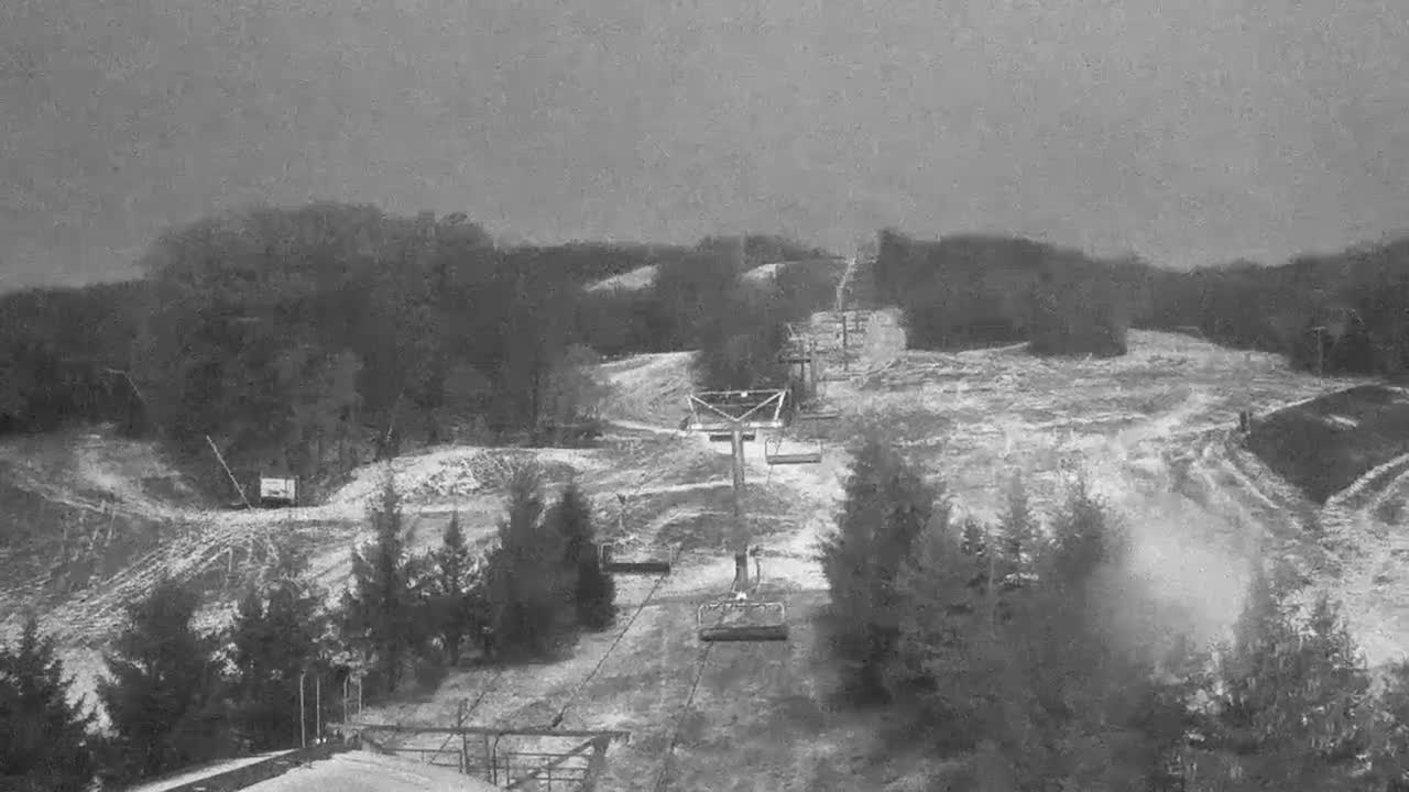 Blue Mountain Orchard Base Ropeway Station / Cascade Putting Course & Ski Slopes Live Cam - Collingwood, Blue Mountains, Simcoe, Ontario, Canada