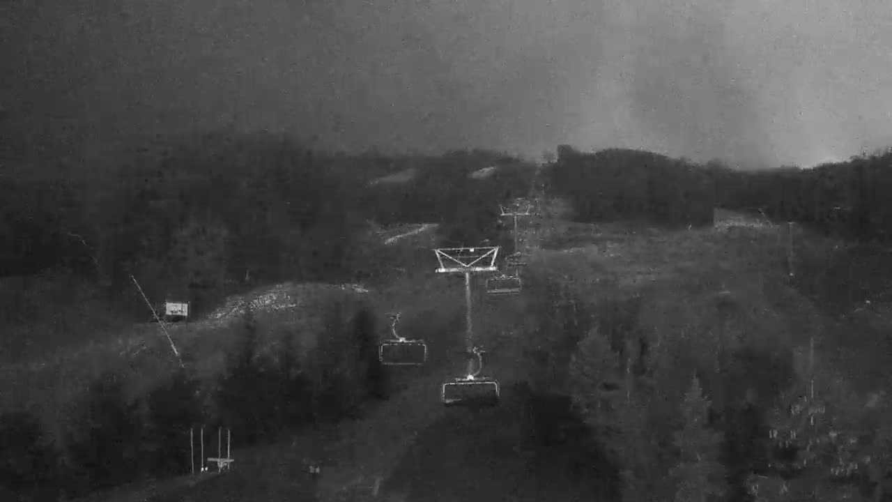Blue Mountain Orchard Base Ropeway Station / Cascade Putting Course & Ski Slopes Live Cam - Collingwood, Blue Mountains, Simcoe, Ontario, Canada