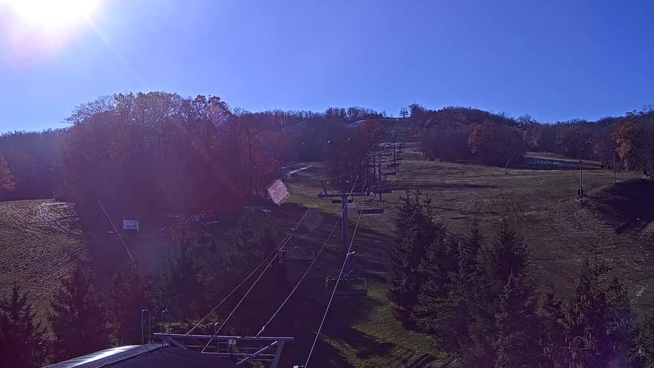 Blue Mountain Orchard Base Ropeway Station / Cascade Putting Course & Ski Slopes Live Cam - Collingwood, Blue Mountains, Simcoe, Ontario, Canada