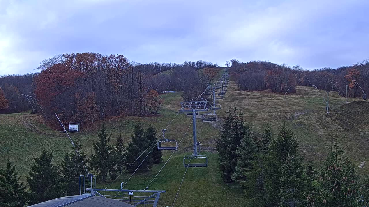 Blue Mountain Orchard Base Ropeway Station / Cascade Putting Course & Ski Slopes Live Cam - Collingwood, Blue Mountains, Simcoe, Ontario, Canada