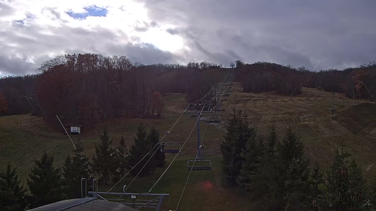Blue Mountain Orchard Base Ropeway Station / Cascade Putting Course & Ski Slopes Live Cam - Collingwood, Blue Mountains, Simcoe, Ontario, Canada