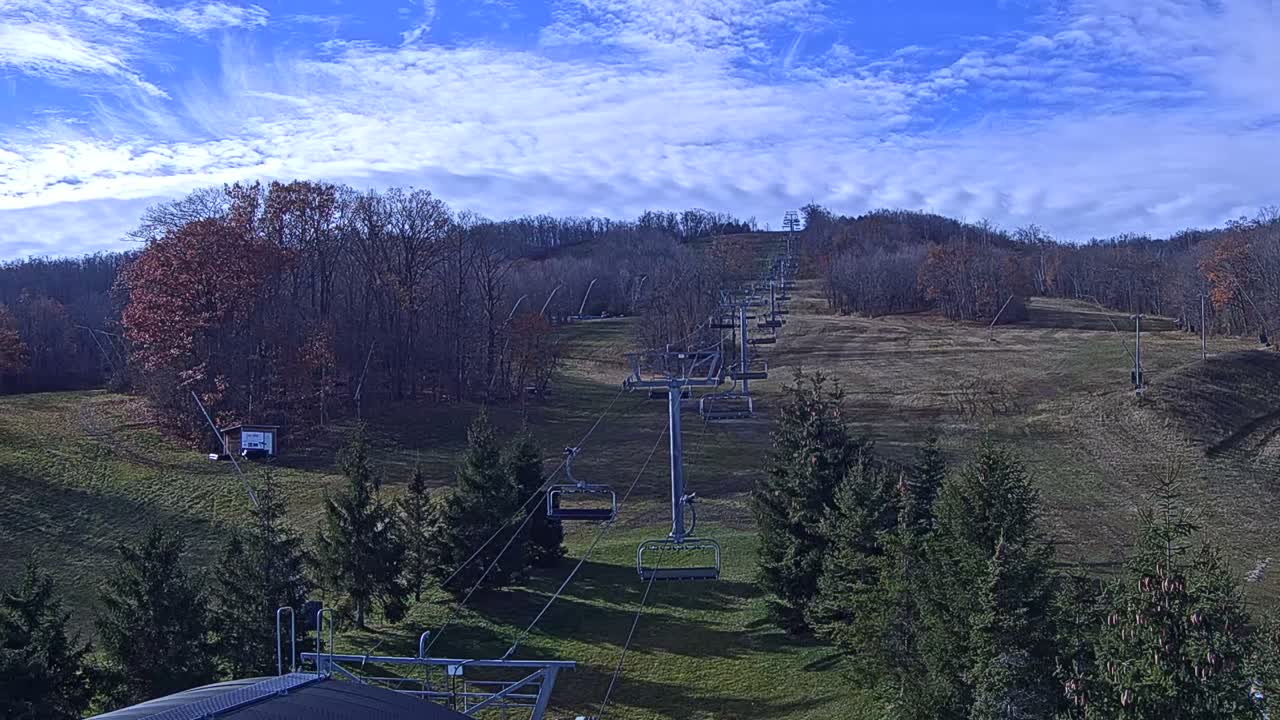 Blue Mountain Orchard Base Ropeway Station / Cascade Putting Course & Ski Slopes Live Cam - Collingwood, Blue Mountains, Simcoe, Ontario, Canada