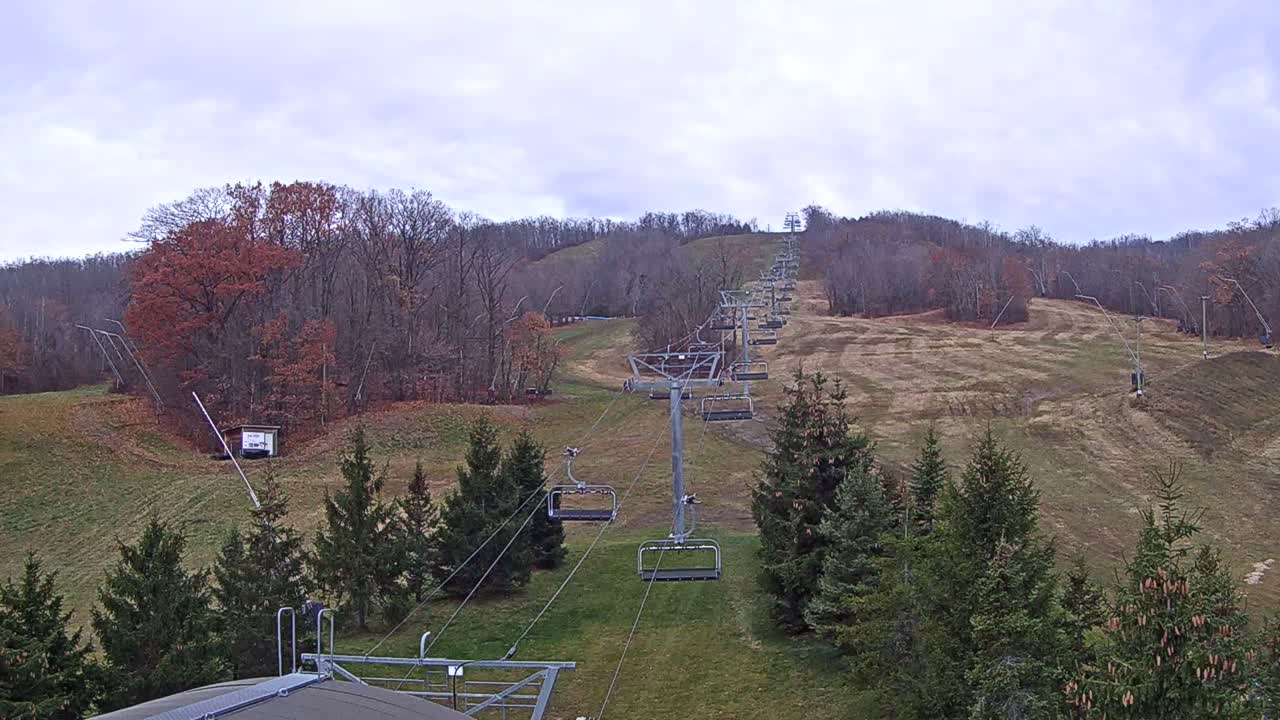 Blue Mountain Orchard Base Ropeway Station / Cascade Putting Course & Ski Slopes Live Cam - Collingwood, Blue Mountains, Simcoe, Ontario, Canada
