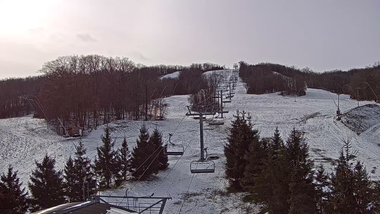 Blue Mountain Orchard Base Ropeway Station / Cascade Putting Course & Ski Slopes Live Cam - Collingwood, Blue Mountains, Simcoe, Ontario, Canada