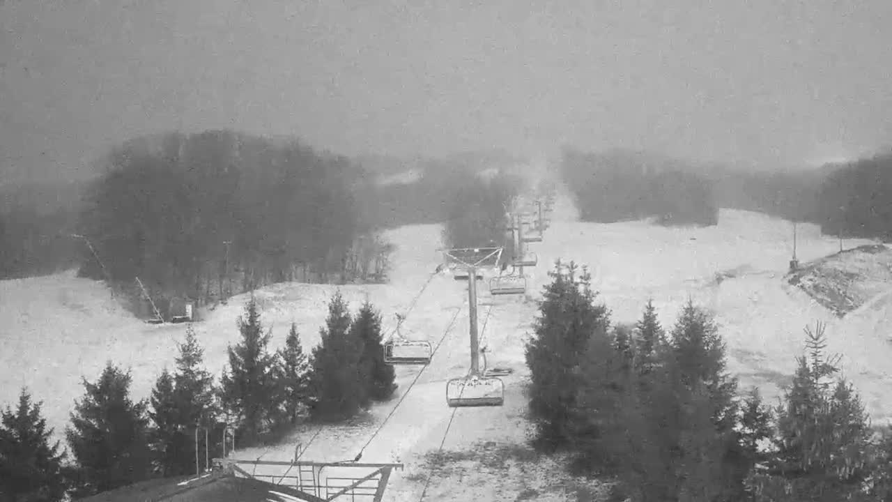 Blue Mountain Orchard Base Ropeway Station / Cascade Putting Course & Ski Slopes Live Cam - Collingwood, Blue Mountains, Simcoe, Ontario, Canada