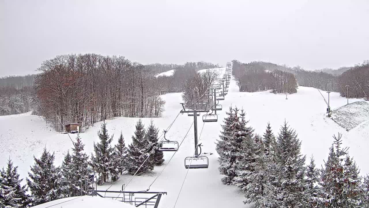 Blue Mountain Orchard Base Ropeway Station / Cascade Putting Course & Ski Slopes Live Cam - Collingwood, Blue Mountains, Simcoe, Ontario, Canada