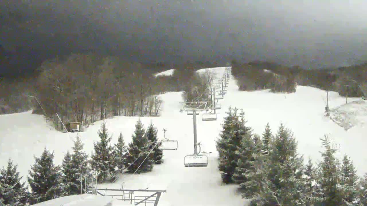 Blue Mountain Orchard Base Ropeway Station / Cascade Putting Course & Ski Slopes Live Cam - Collingwood, Blue Mountains, Simcoe, Ontario, Canada