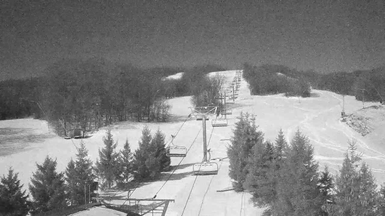 Blue Mountain Orchard Base Ropeway Station / Cascade Putting Course & Ski Slopes Live Cam - Collingwood, Blue Mountains, Simcoe, Ontario, Canada