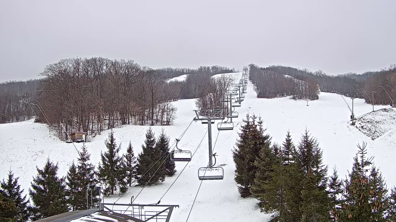 Blue Mountain Orchard Base Ropeway Station / Cascade Putting Course & Ski Slopes Live Cam - Collingwood, Blue Mountains, Simcoe, Ontario, Canada