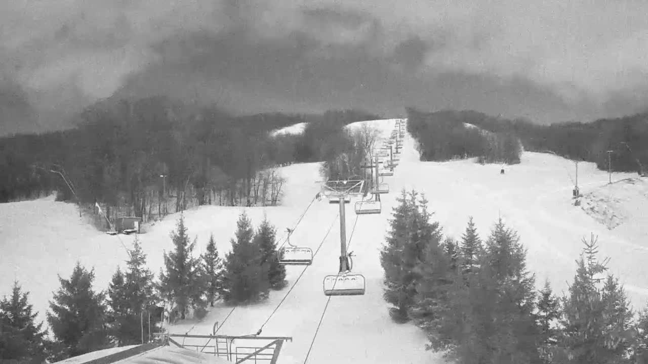 Blue Mountain Orchard Base Ropeway Station / Cascade Putting Course & Ski Slopes Live Cam - Collingwood, Blue Mountains, Simcoe, Ontario, Canada