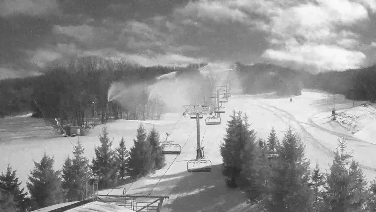 Blue Mountain Orchard Base Ropeway Station / Cascade Putting Course & Ski Slopes Live Cam - Collingwood, Blue Mountains, Simcoe, Ontario, Canada