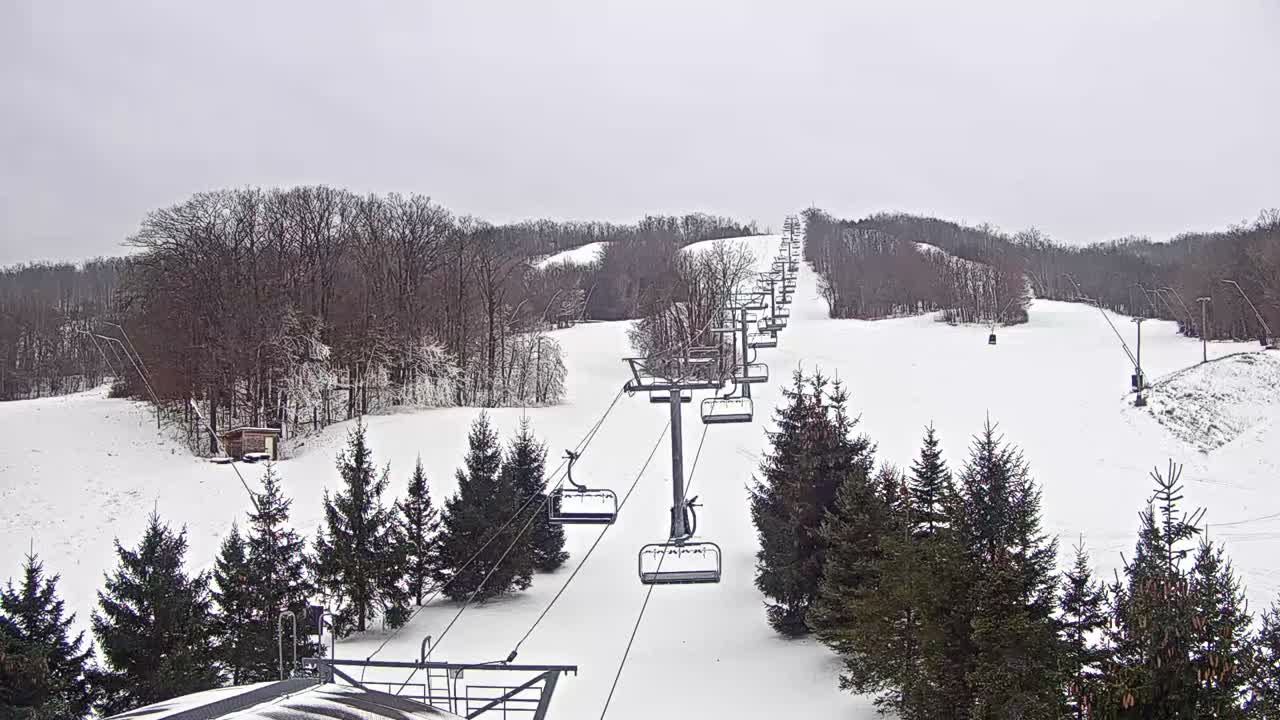 Blue Mountain Orchard Base Ropeway Station / Cascade Putting Course & Ski Slopes Live Cam - Collingwood, Blue Mountains, Simcoe, Ontario, Canada
