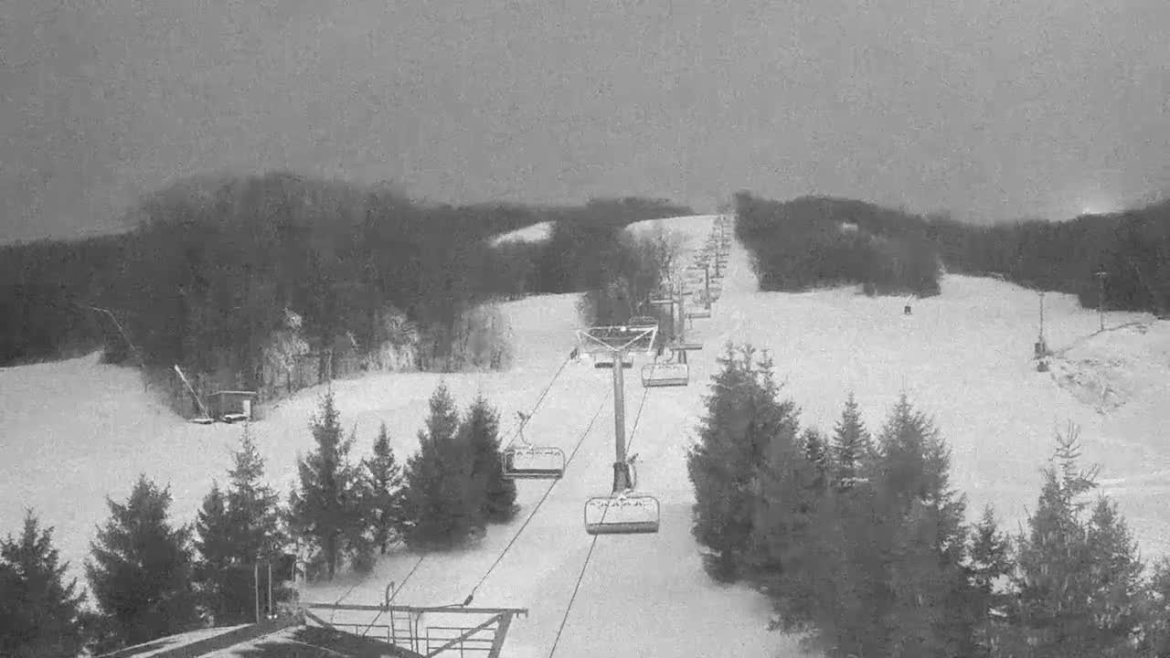 Blue Mountain Orchard Base Ropeway Station / Cascade Putting Course & Ski Slopes Live Cam - Collingwood, Blue Mountains, Simcoe, Ontario, Canada