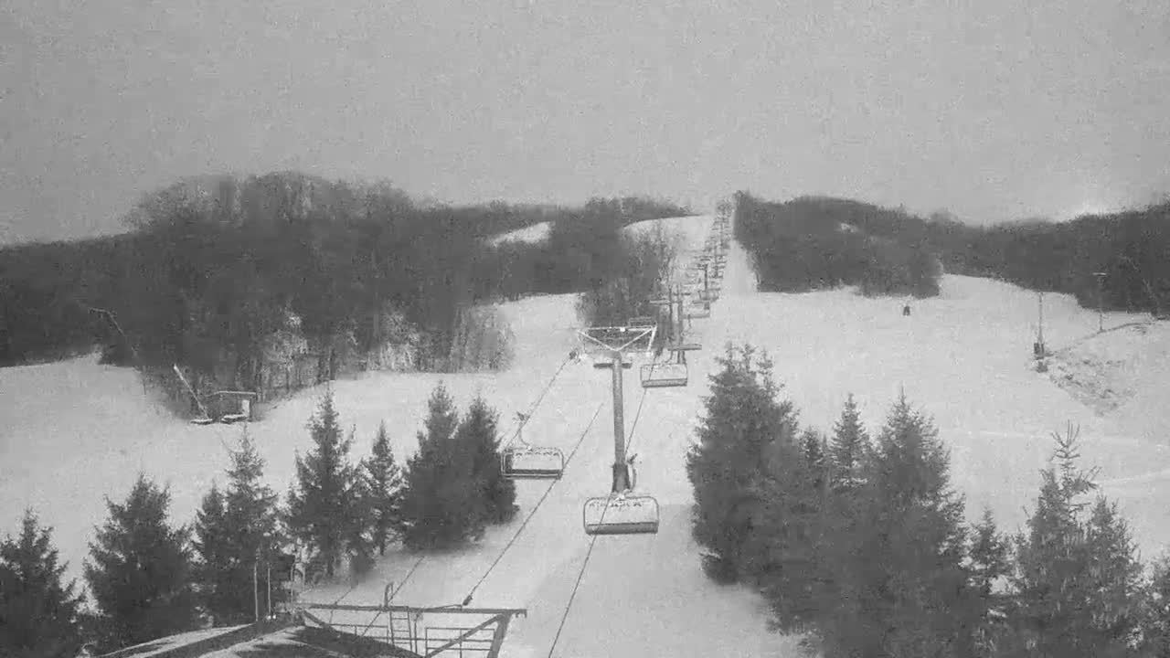 Blue Mountain Orchard Base Ropeway Station / Cascade Putting Course & Ski Slopes Live Cam - Collingwood, Blue Mountains, Simcoe, Ontario, Canada