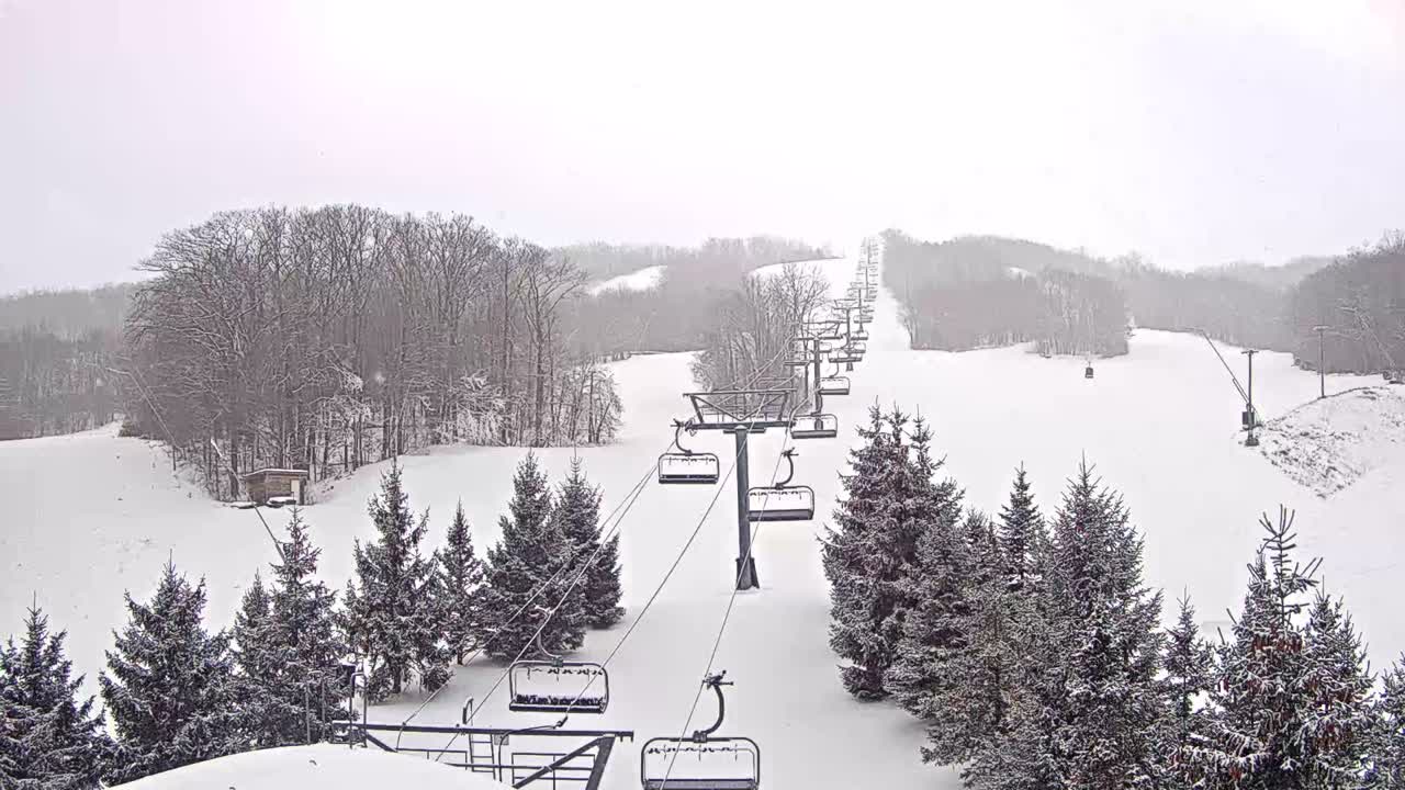 Blue Mountain Orchard Base Ropeway Station / Cascade Putting Course & Ski Slopes Live Cam - Collingwood, Blue Mountains, Simcoe, Ontario, Canada