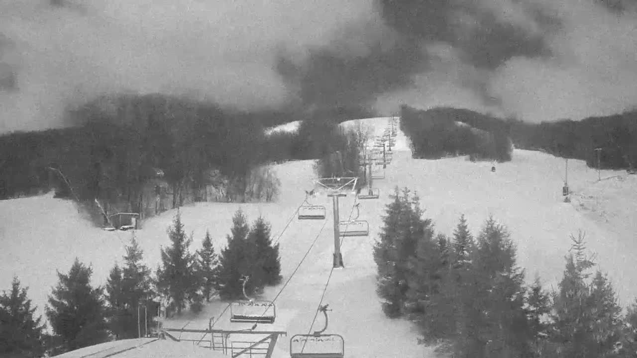 Blue Mountain Orchard Base Ropeway Station / Cascade Putting Course & Ski Slopes Live Cam - Collingwood, Blue Mountains, Simcoe, Ontario, Canada