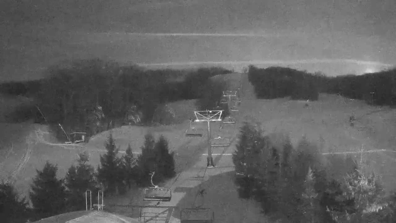 Blue Mountain Orchard Base Ropeway Station / Cascade Putting Course & Ski Slopes Live Cam - Collingwood, Blue Mountains, Simcoe, Ontario, Canada