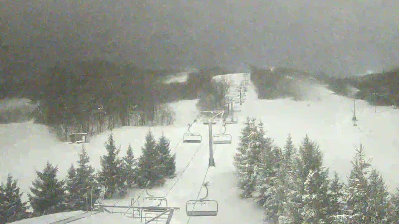 Blue Mountain Orchard Base Ropeway Station / Cascade Putting Course & Ski Slopes Live Cam - Collingwood, Blue Mountains, Simcoe, Ontario, Canada