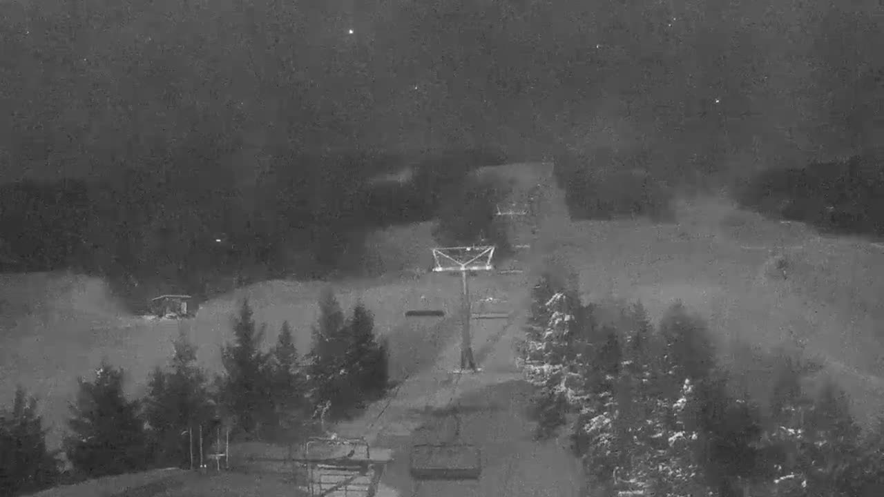 Blue Mountain Orchard Base Ropeway Station / Cascade Putting Course & Ski Slopes Live Cam - Collingwood, Blue Mountains, Simcoe, Ontario, Canada