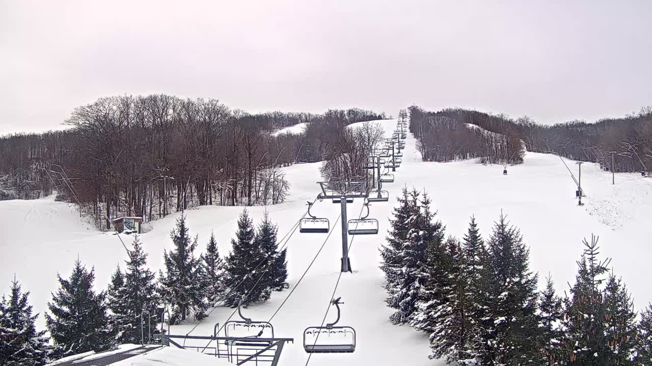 Blue Mountain Orchard Base Ropeway Station / Cascade Putting Course & Ski Slopes Live Cam - Collingwood, Blue Mountains, Simcoe, Ontario, Canada