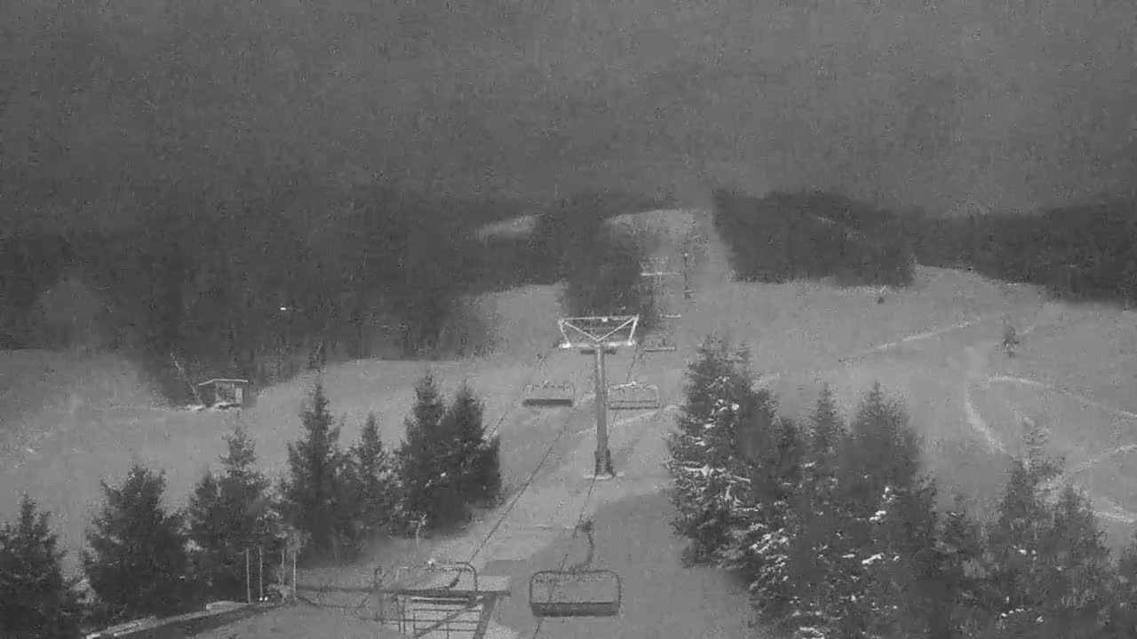 Blue Mountain Orchard Base Ropeway Station / Cascade Putting Course & Ski Slopes Live Cam - Collingwood, Blue Mountains, Simcoe, Ontario, Canada