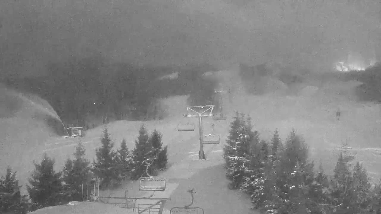 Blue Mountain Orchard Base Ropeway Station / Cascade Putting Course & Ski Slopes Live Cam - Collingwood, Blue Mountains, Simcoe, Ontario, Canada