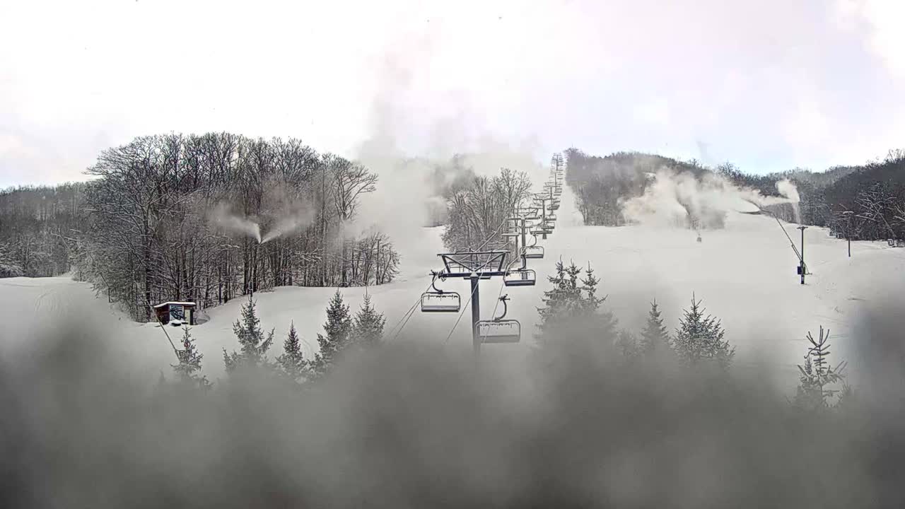Blue Mountain Orchard Base Ropeway Station / Cascade Putting Course & Ski Slopes Live Cam - Collingwood, Blue Mountains, Simcoe, Ontario, Canada