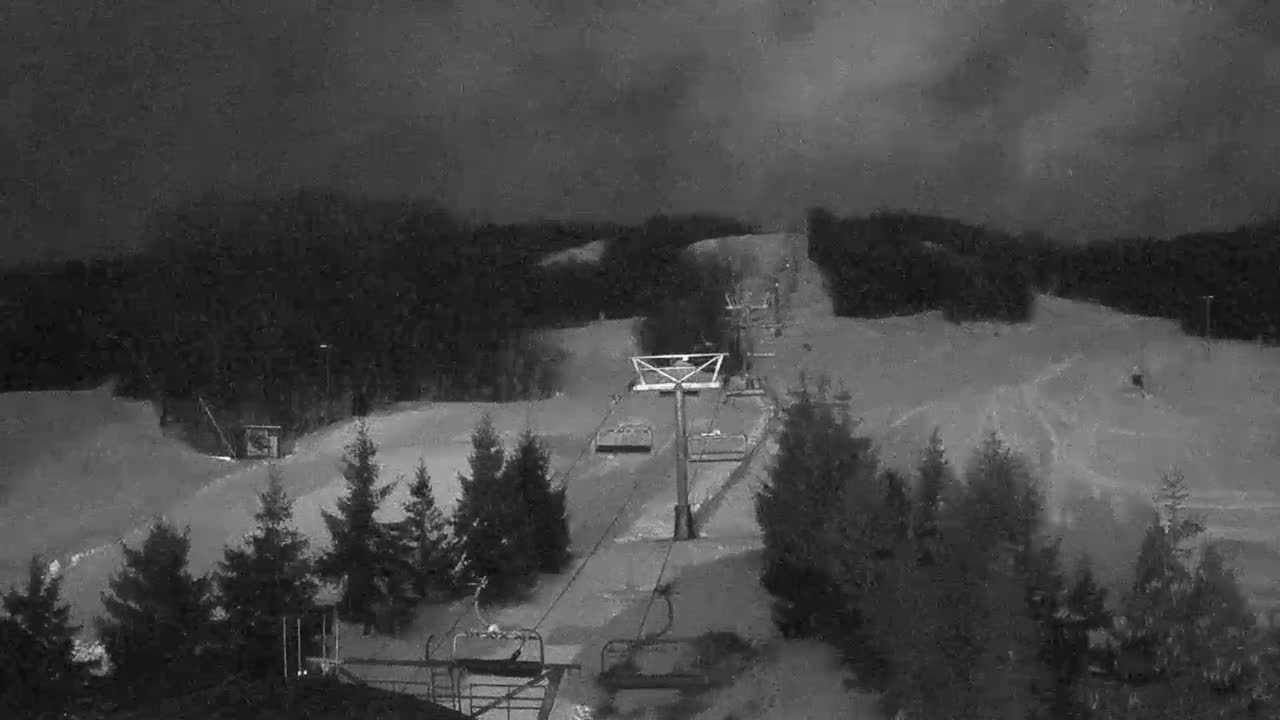 Blue Mountain Orchard Base Ropeway Station / Cascade Putting Course & Ski Slopes Live Cam - Collingwood, Blue Mountains, Simcoe, Ontario, Canada