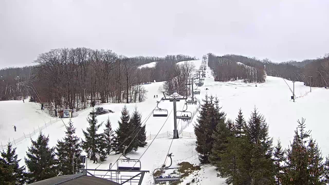 Blue Mountain Orchard Base Ropeway Station / Cascade Putting Course & Ski Slopes Live Cam - Collingwood, Blue Mountains, Simcoe, Ontario, Canada