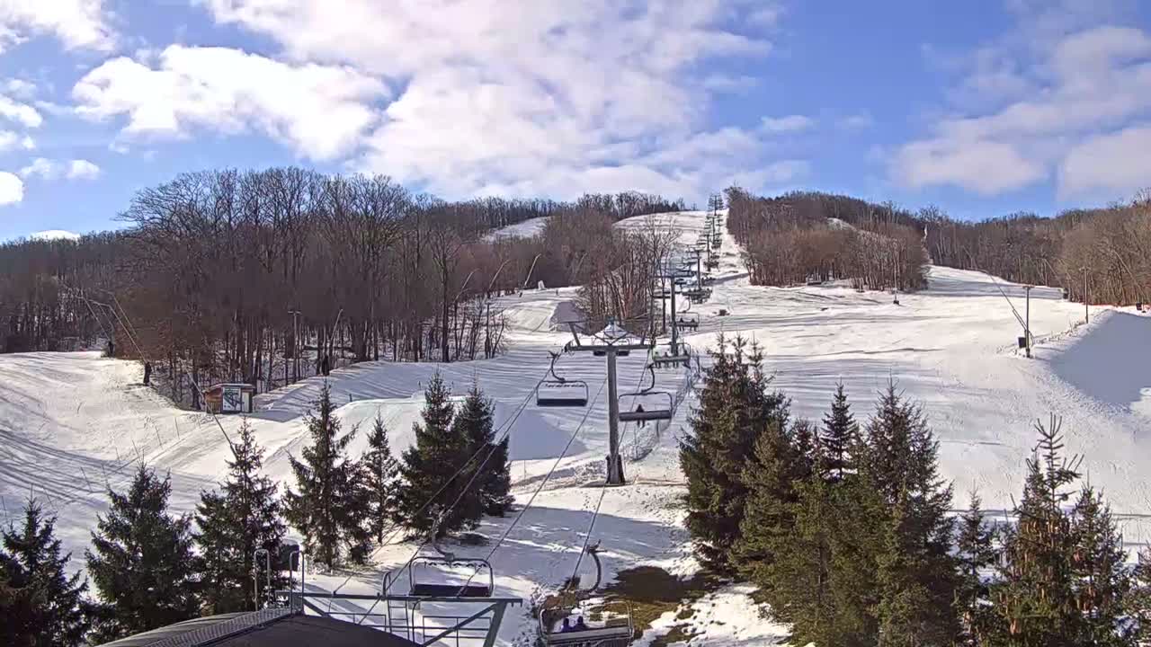 Blue Mountain Orchard Base Ropeway Station / Cascade Putting Course & Ski Slopes Live Cam - Collingwood, Blue Mountains, Simcoe, Ontario, Canada