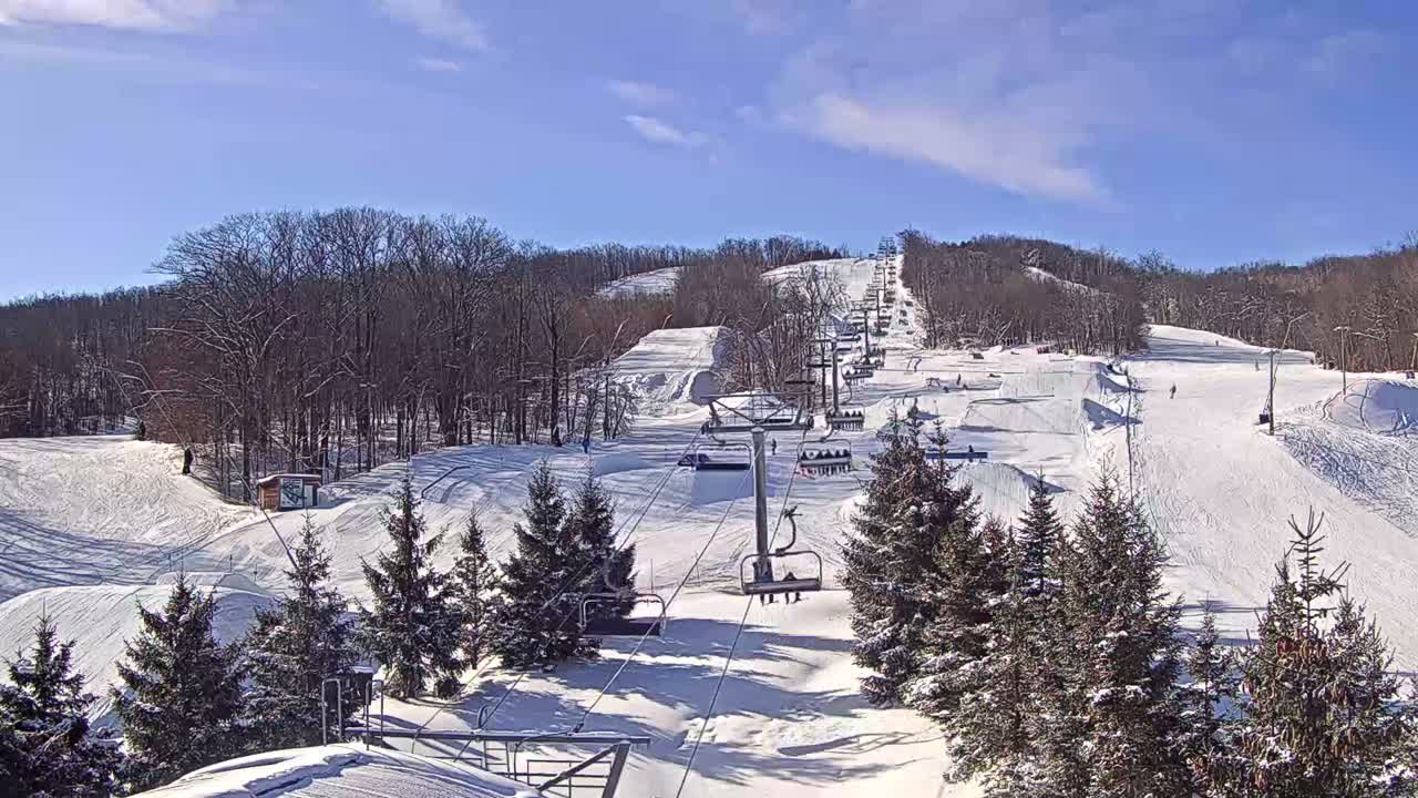Blue Mountain Orchard Base Ropeway Station / Cascade Putting Course & Ski Slopes Live Cam - Collingwood, Blue Mountains, Simcoe, Ontario, Canada