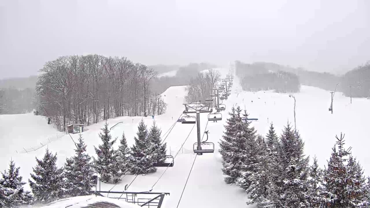 Blue Mountain Orchard Base Ropeway Station / Cascade Putting Course & Ski Slopes Live Cam - Collingwood, Blue Mountains, Simcoe, Ontario, Canada
