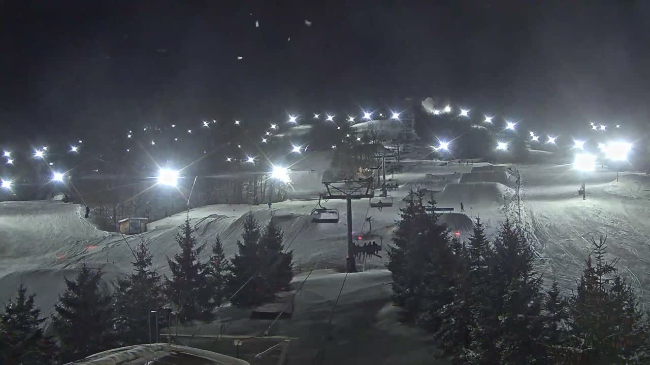 Blue Mountain Orchard Base Ropeway Station / Cascade Putting Course & Ski Slopes Live Cam - Collingwood, Blue Mountains, Simcoe, Ontario, Canada