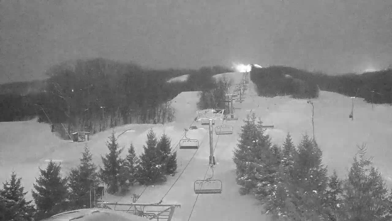 Blue Mountain Orchard Base Ropeway Station / Cascade Putting Course & Ski Slopes Live Cam - Collingwood, Blue Mountains, Simcoe, Ontario, Canada