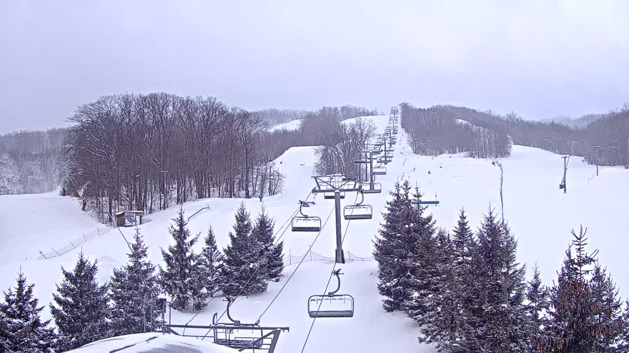 Blue Mountain Orchard Base Ropeway Station / Cascade Putting Course & Ski Slopes Live Cam - Collingwood, Blue Mountains, Simcoe, Ontario, Canada