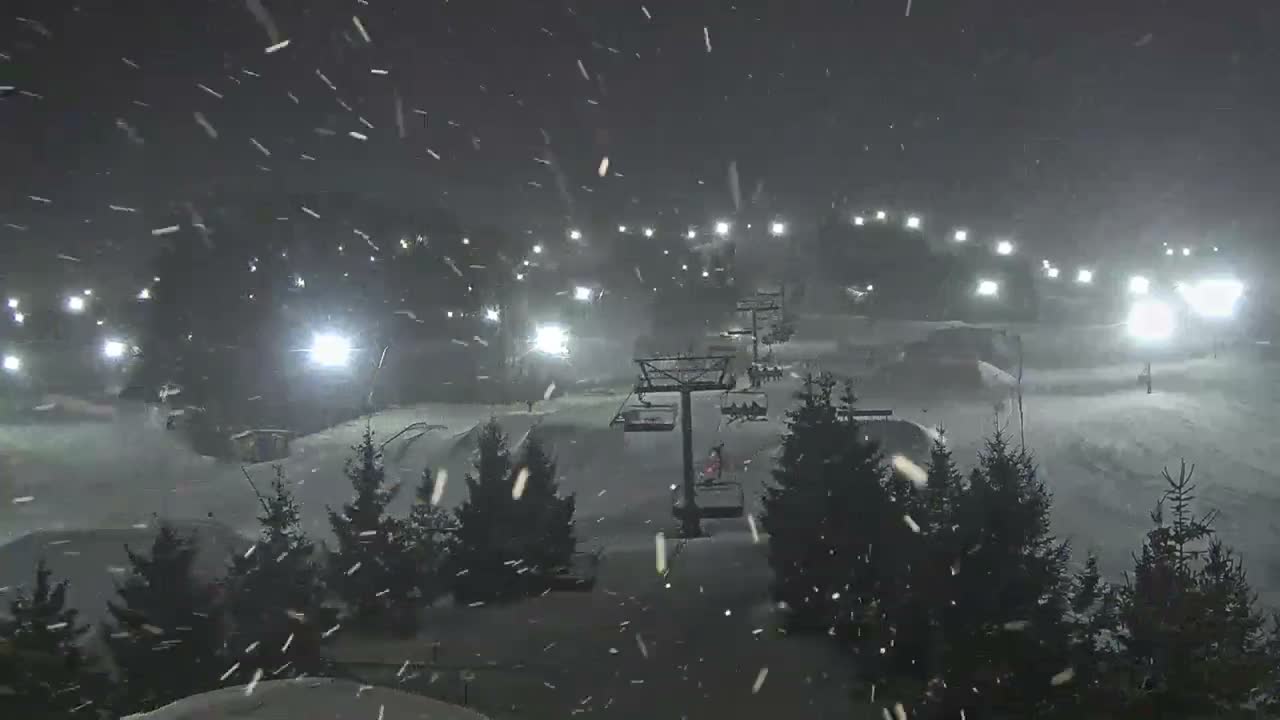 Blue Mountain Orchard Base Ropeway Station / Cascade Putting Course & Ski Slopes Live Cam - Collingwood, Blue Mountains, Simcoe, Ontario, Canada