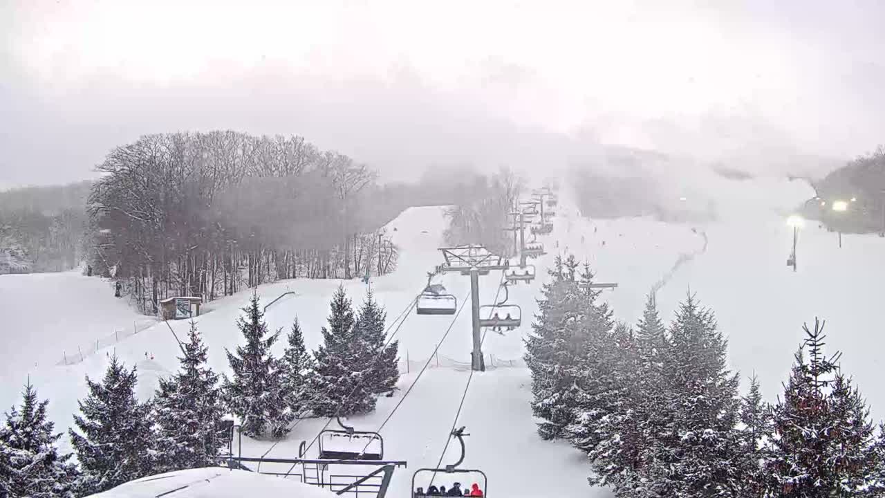 Blue Mountain Orchard Base Ropeway Station / Cascade Putting Course & Ski Slopes Live Cam - Collingwood, Blue Mountains, Simcoe, Ontario, Canada