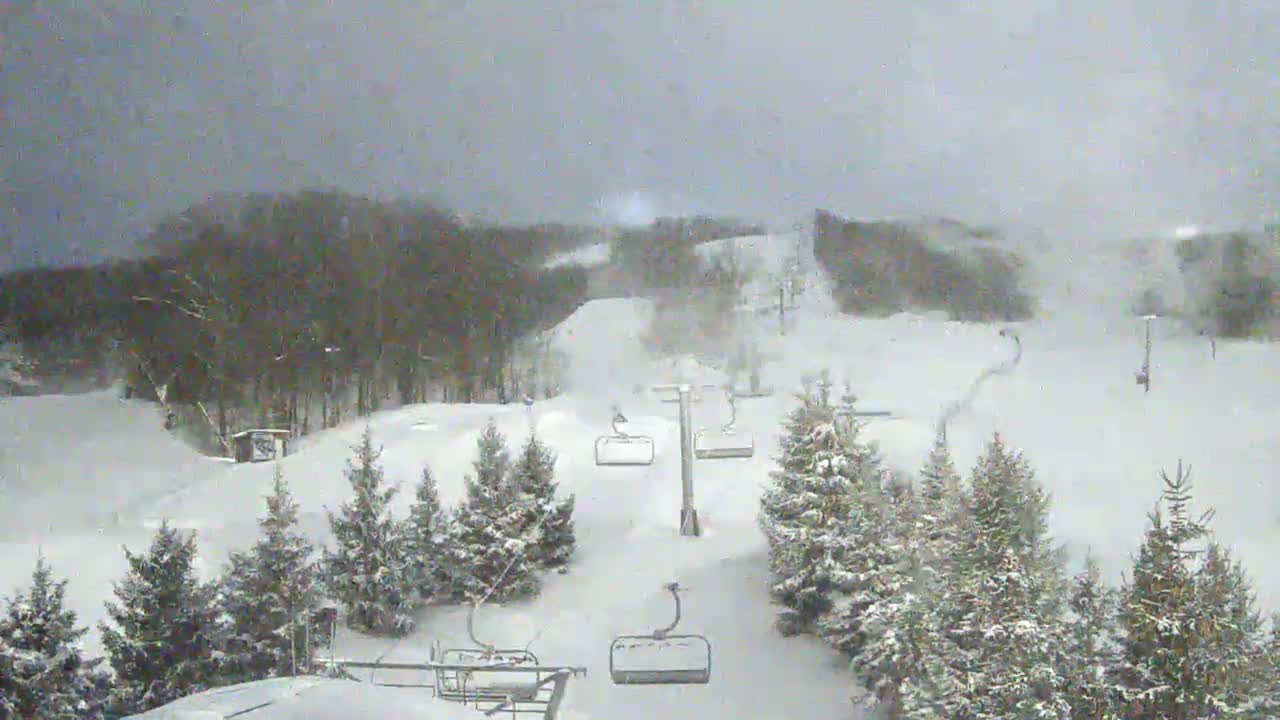 Blue Mountain Orchard Base Ropeway Station / Cascade Putting Course & Ski Slopes Live Cam - Collingwood, Blue Mountains, Simcoe, Ontario, Canada