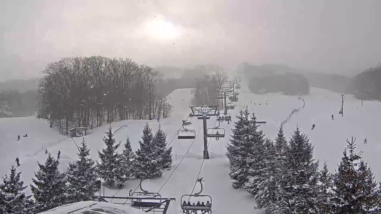 Blue Mountain Orchard Base Ropeway Station / Cascade Putting Course & Ski Slopes Live Cam - Collingwood, Blue Mountains, Simcoe, Ontario, Canada