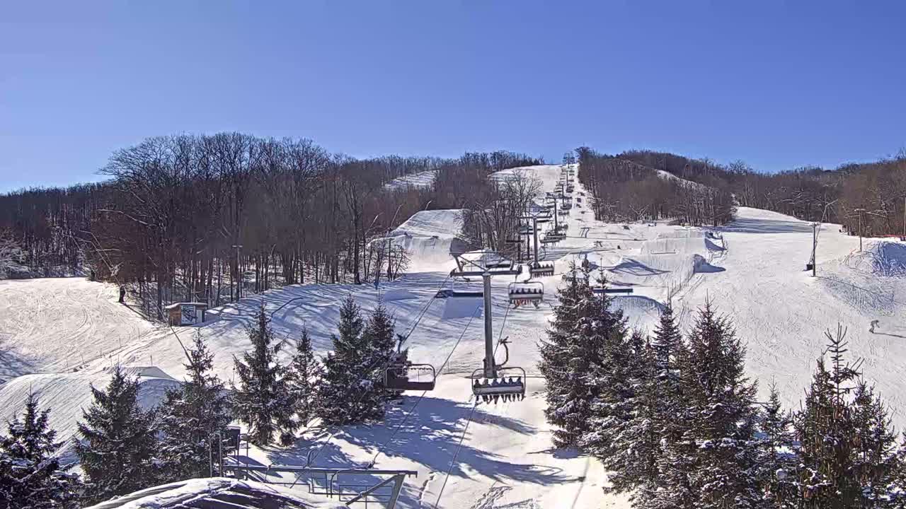 Blue Mountain Orchard Base Ropeway Station / Cascade Putting Course & Ski Slopes Live Cam - Collingwood, Blue Mountains, Simcoe, Ontario, Canada