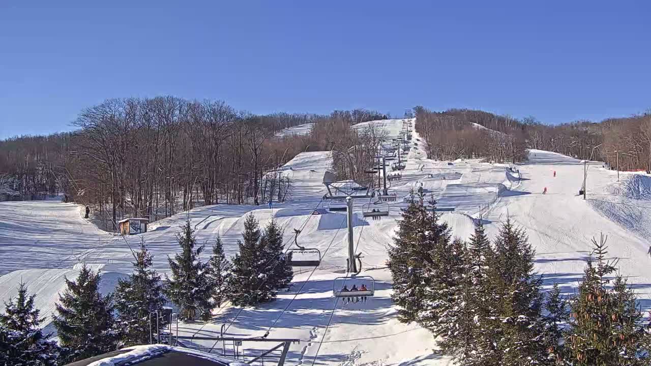Blue Mountain Orchard Base Ropeway Station / Cascade Putting Course & Ski Slopes Live Cam - Collingwood, Blue Mountains, Simcoe, Ontario, Canada