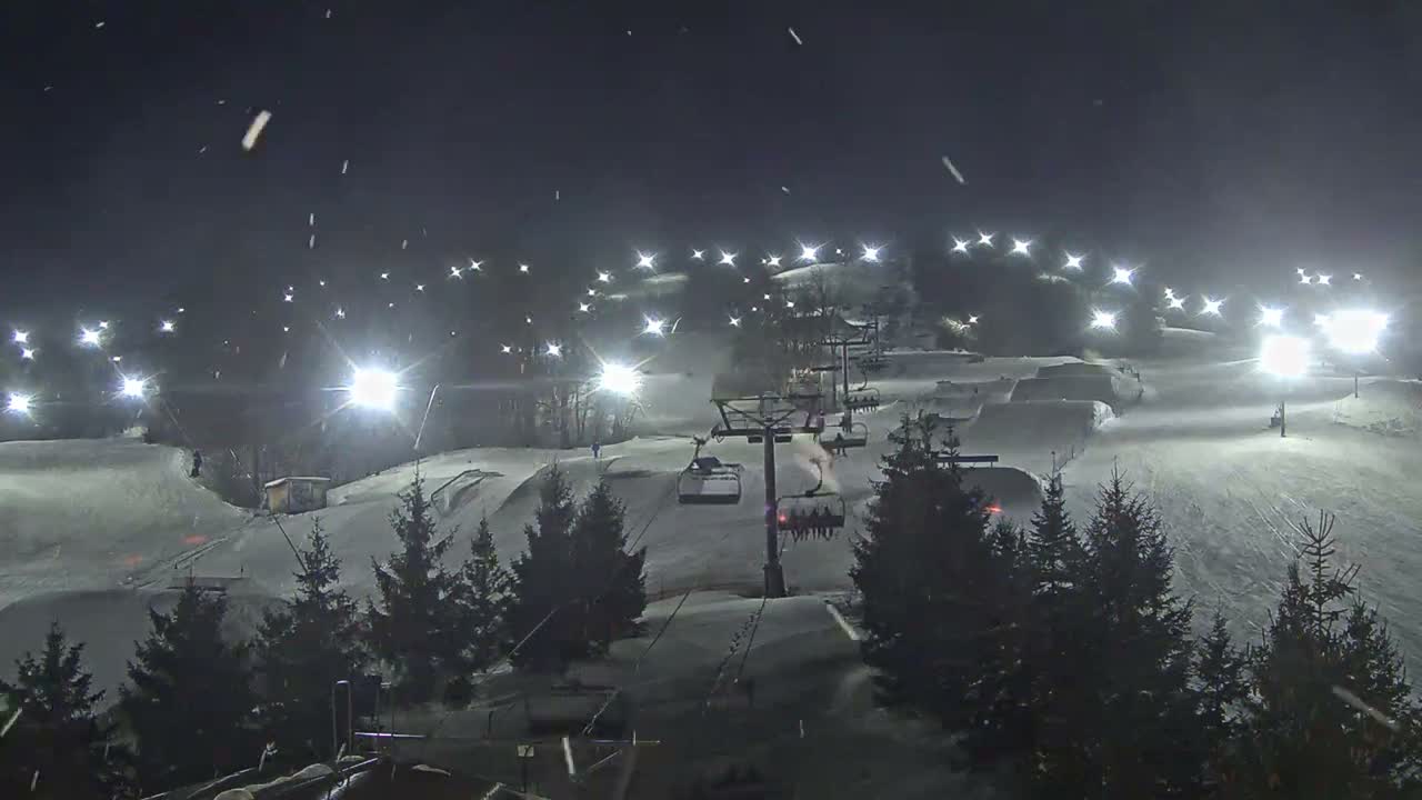 Blue Mountain Orchard Base Ropeway Station / Cascade Putting Course & Ski Slopes Live Cam - Collingwood, Blue Mountains, Simcoe, Ontario, Canada