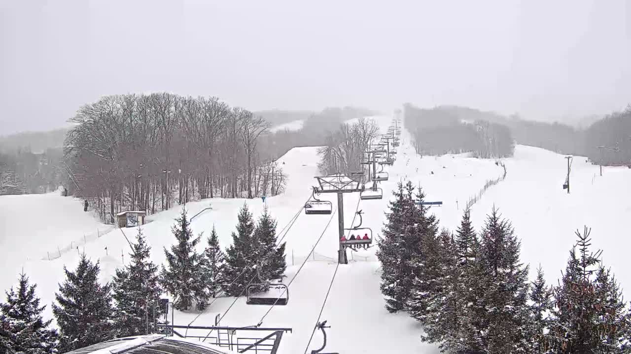 Blue Mountain Orchard Base Ropeway Station / Cascade Putting Course & Ski Slopes Live Cam - Collingwood, Blue Mountains, Simcoe, Ontario, Canada