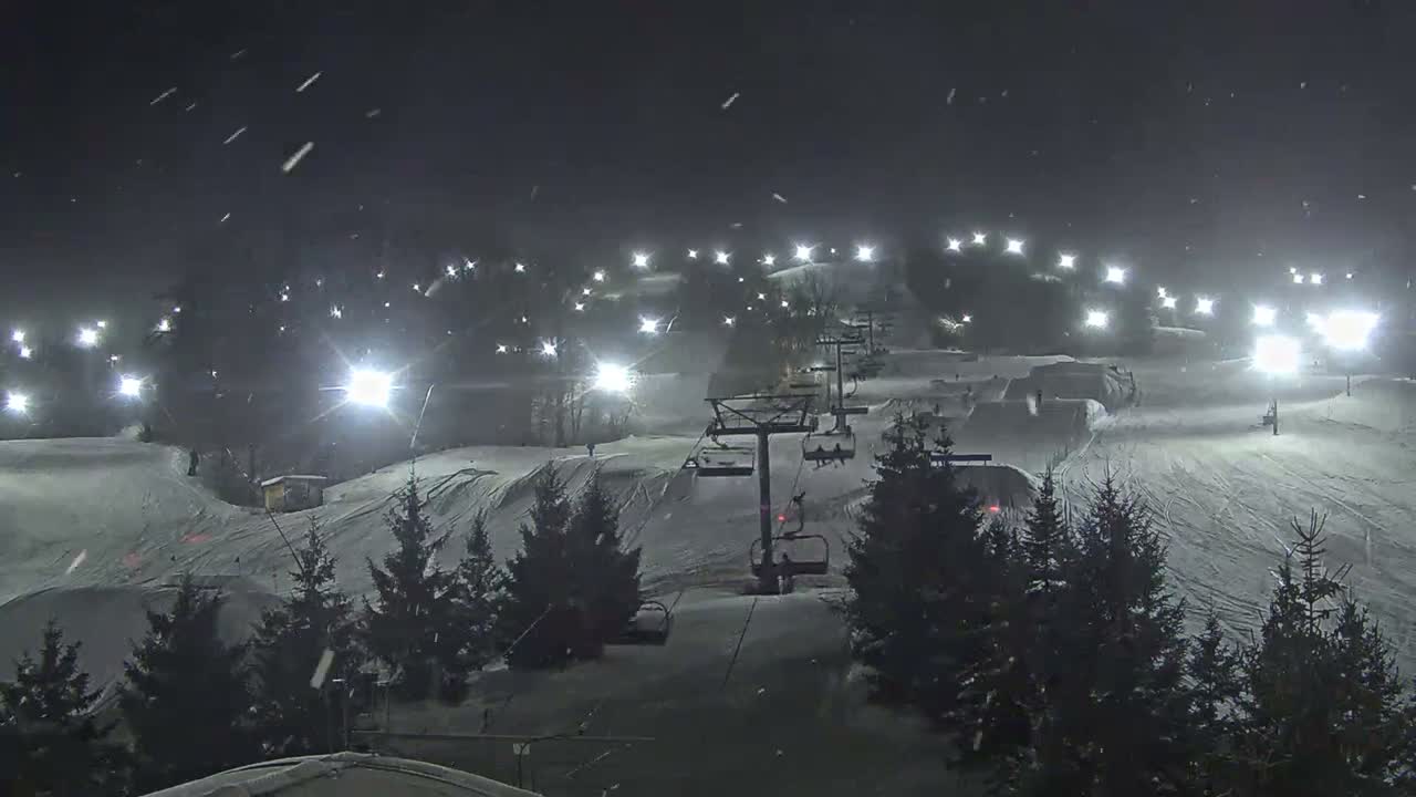 Blue Mountain Orchard Base Ropeway Station / Cascade Putting Course & Ski Slopes Live Cam - Collingwood, Blue Mountains, Simcoe, Ontario, Canada