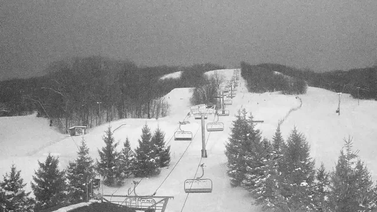 Blue Mountain Orchard Base Ropeway Station / Cascade Putting Course & Ski Slopes Live Cam - Collingwood, Blue Mountains, Simcoe, Ontario, Canada
