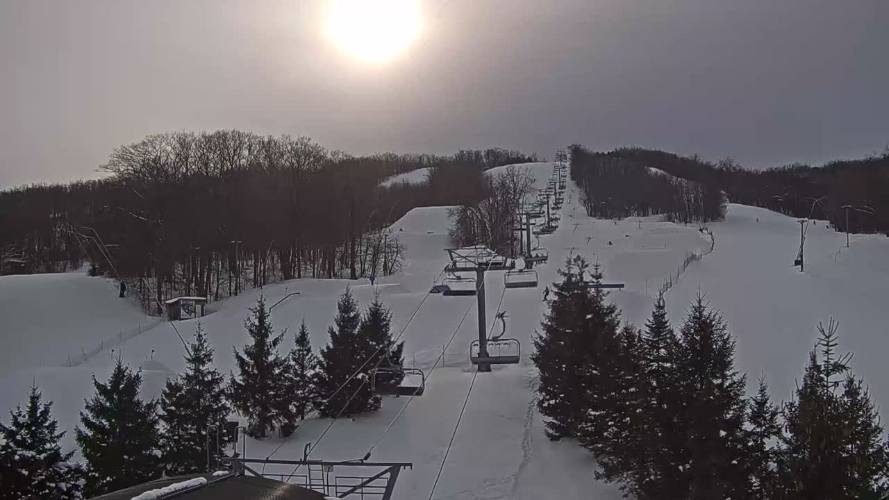 Blue Mountain Orchard Base Ropeway Station / Cascade Putting Course & Ski Slopes Live Cam - Collingwood, Blue Mountains, Simcoe, Ontario, Canada