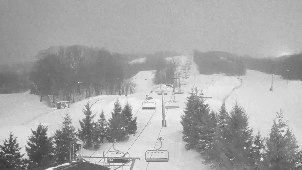 Blue Mountain Orchard Base Ropeway Station / Cascade Putting Course & Ski Slopes Live Cam - Collingwood, Blue Mountains, Simcoe, Ontario, Canada